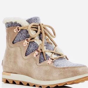 Sorel Sneakchic Alpine boots !!Perfect Boho Boot!! Neutral colors!!!